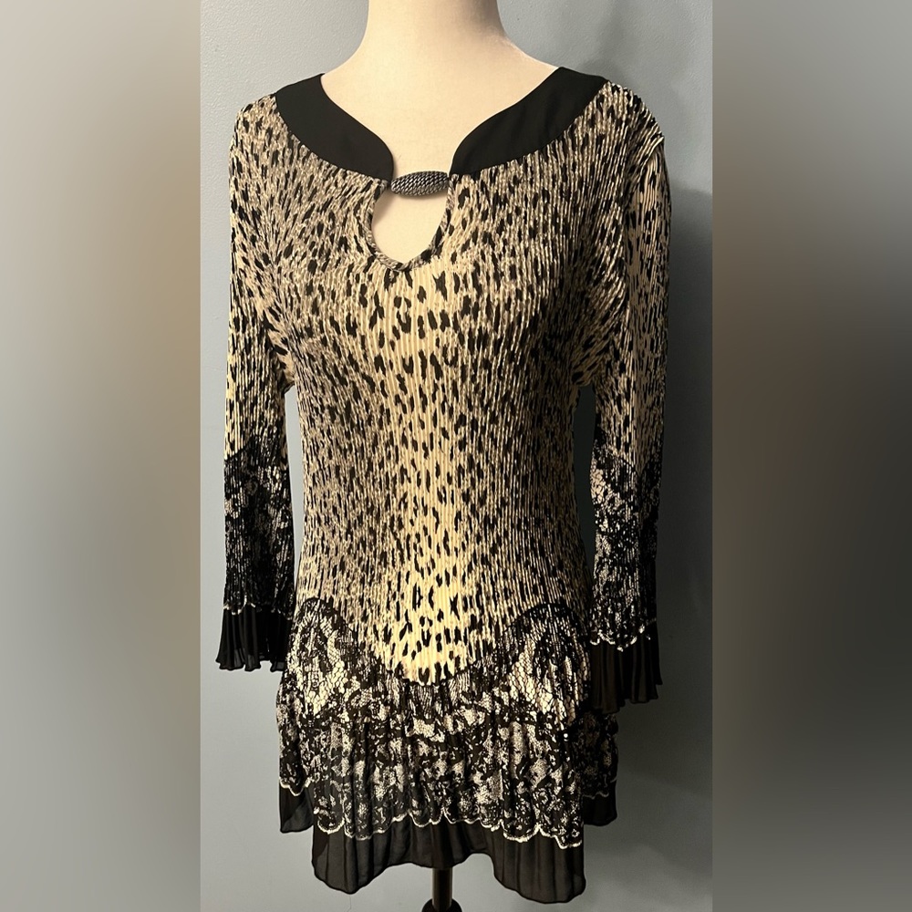 Nicola Woman NWOT “Crinkly” Black/Beige Printed Top w/ Lots of Length & Style !